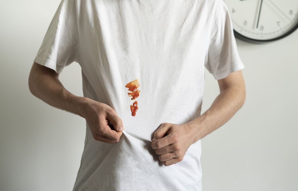 Homme Qui Porte Un Tee Shirt Blanc Taché