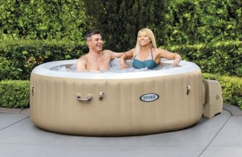 Petit Couple Homme Femme Heureux Se Relaxe Dans Un Spa Gonflable Intex