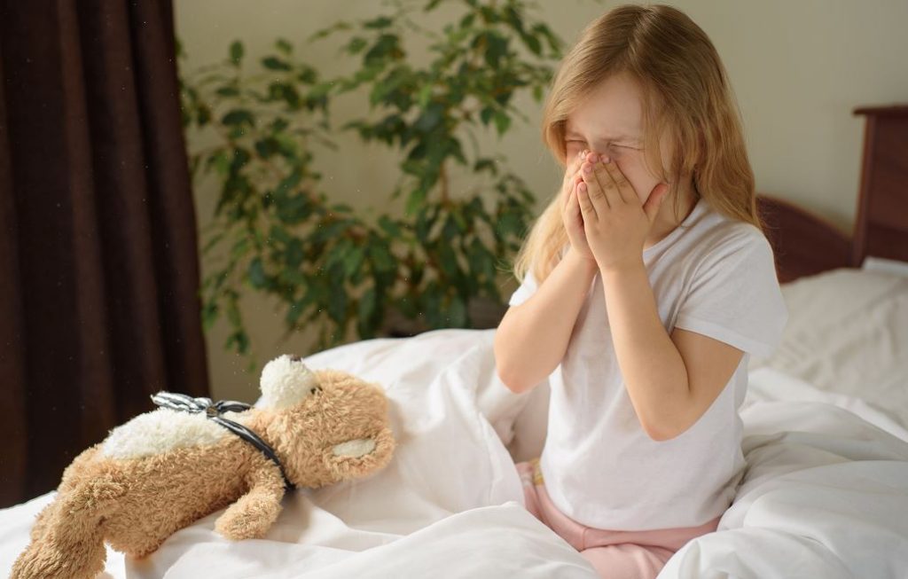 Petite Fille Qui éternue Dans Son Lit