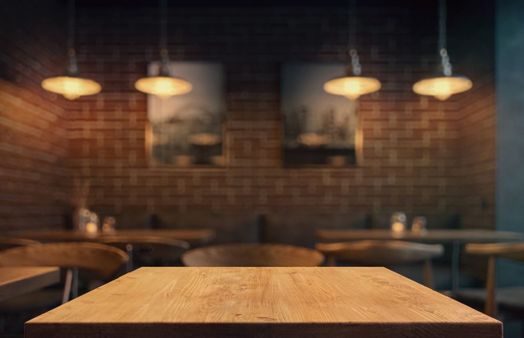 Petite Table En Bois Dans Un Restaurant