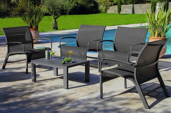 Salon De Jardin En Textilene Au Bord D'une Piscine