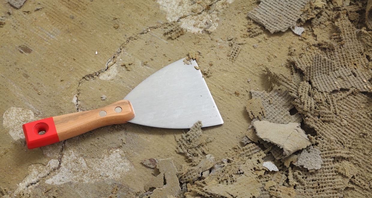 Spatule Sur Un Sol En Rénovation, Détritus Autour