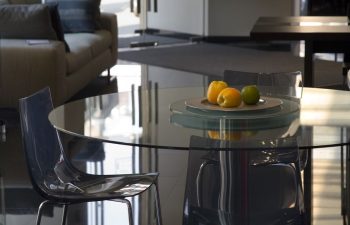 Table Ronde En Verre Dans Un Salon