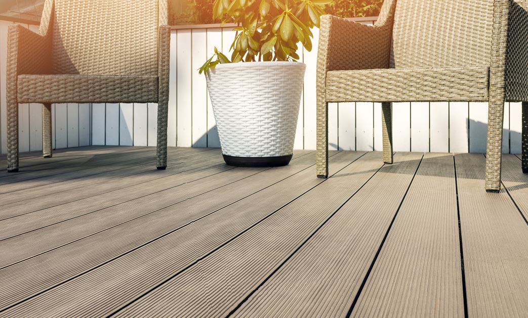 Terrasse Bois Composite, Deux Fauteuils à L'arrière Plan