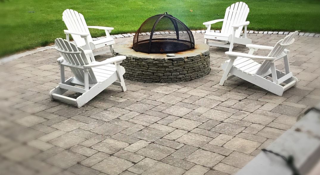 Terrasse En Pierres Naturelles, Barbecue Au Centre Et Chaise Longue Autour