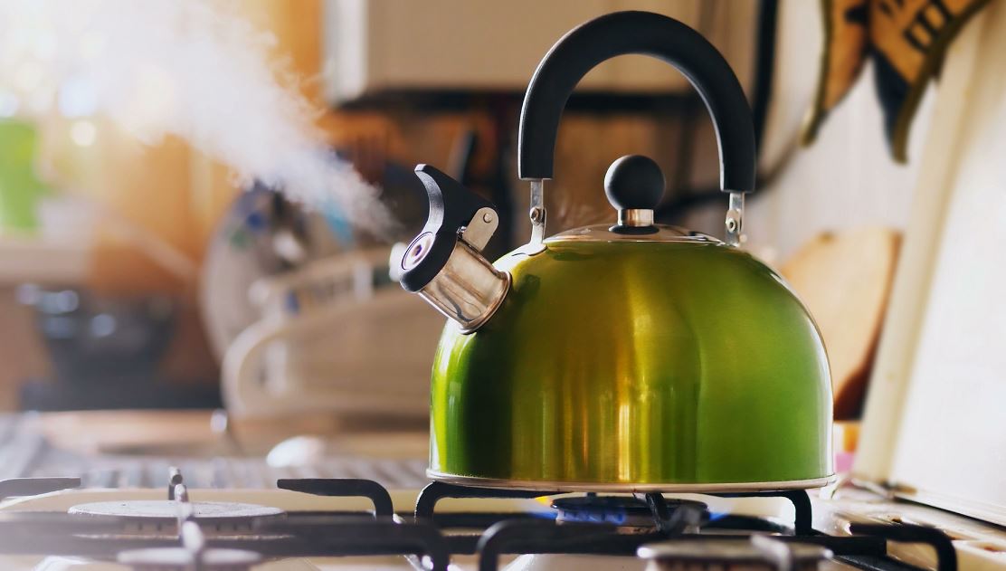 Bouilloire Sur Le Gaz Qui Fume