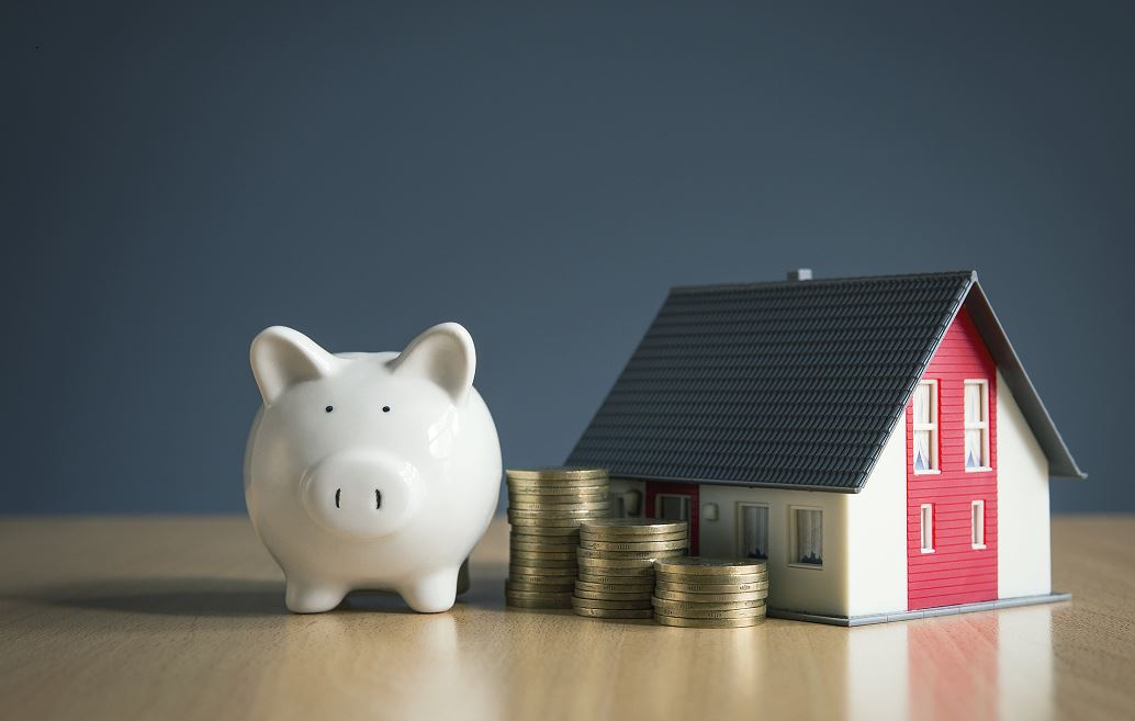 Concept Investissement Maison Argent Tirelire