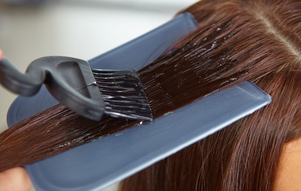 Femme Cheveux Longs Se Fait Teindre Les Cheveux