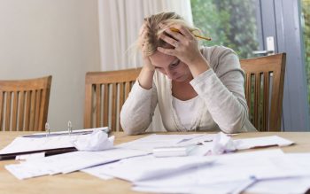 Femme Qui Se Tient La Tête Devant Des Documents Chez Elle, Elle A Des Problèmes D'argent