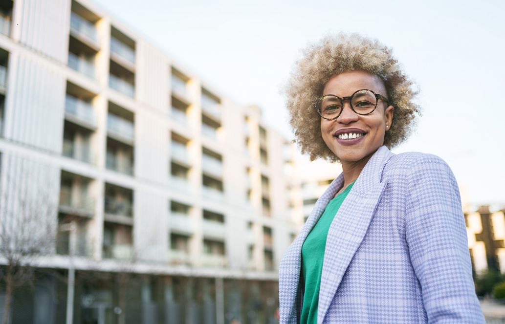 Femme Souriante Devant Une Résidence Sociale