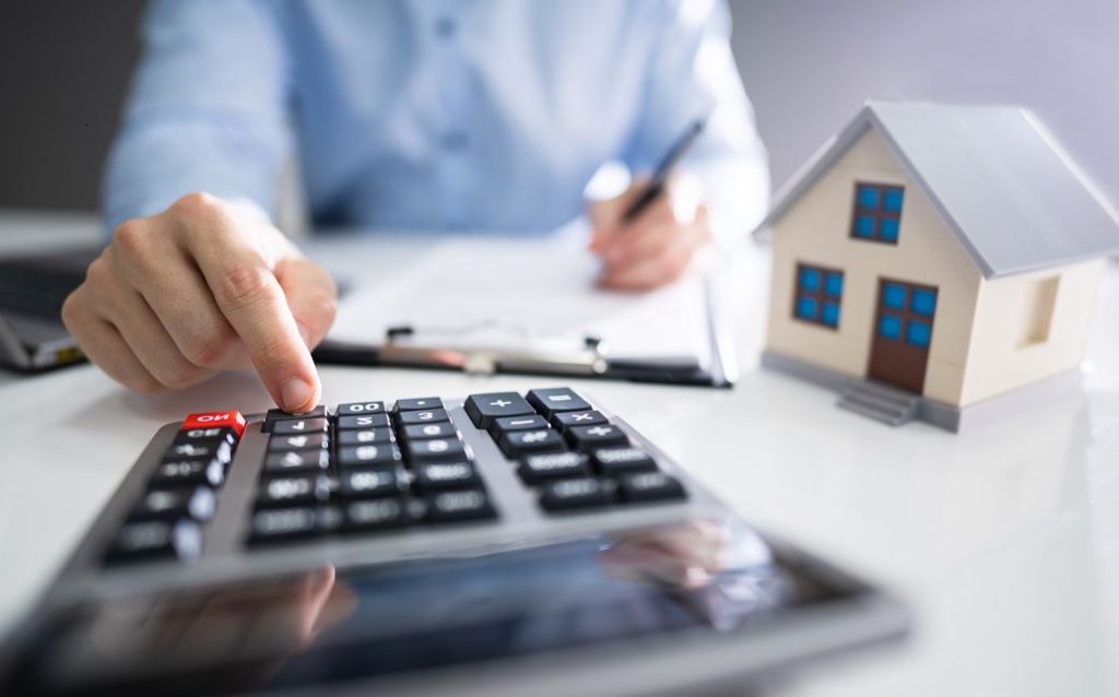 Homme Fait Un Calcul Sur Une Calculatrice