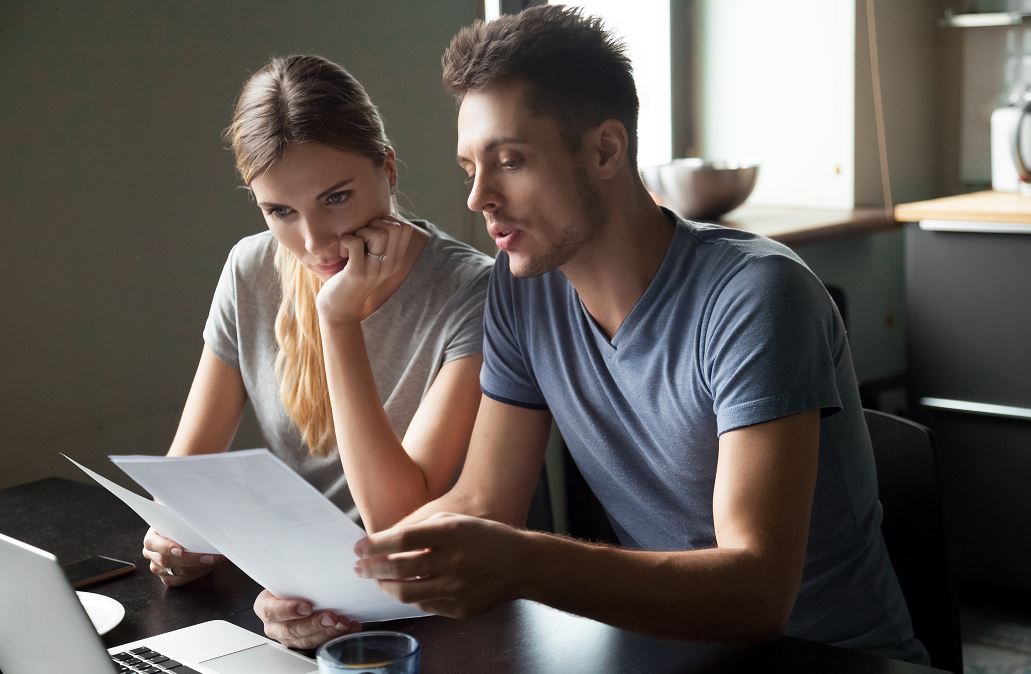 Jeune Couple Sérieux Vérifie Des Documents Dans Leur Salon