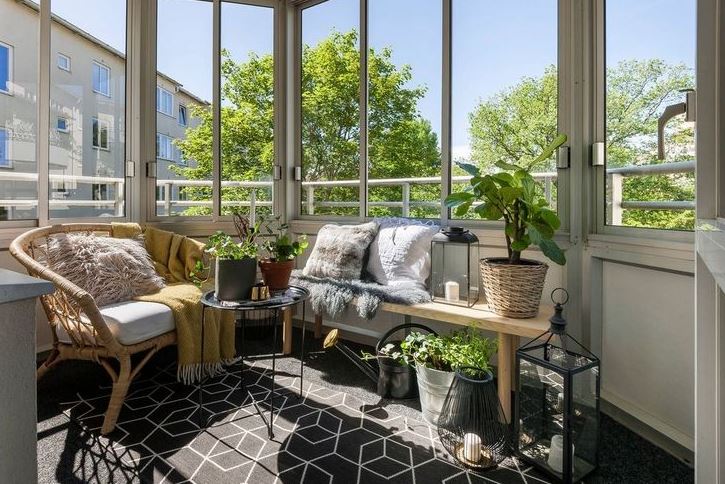 Loggia Aménagée Plantes Et Fauteuil