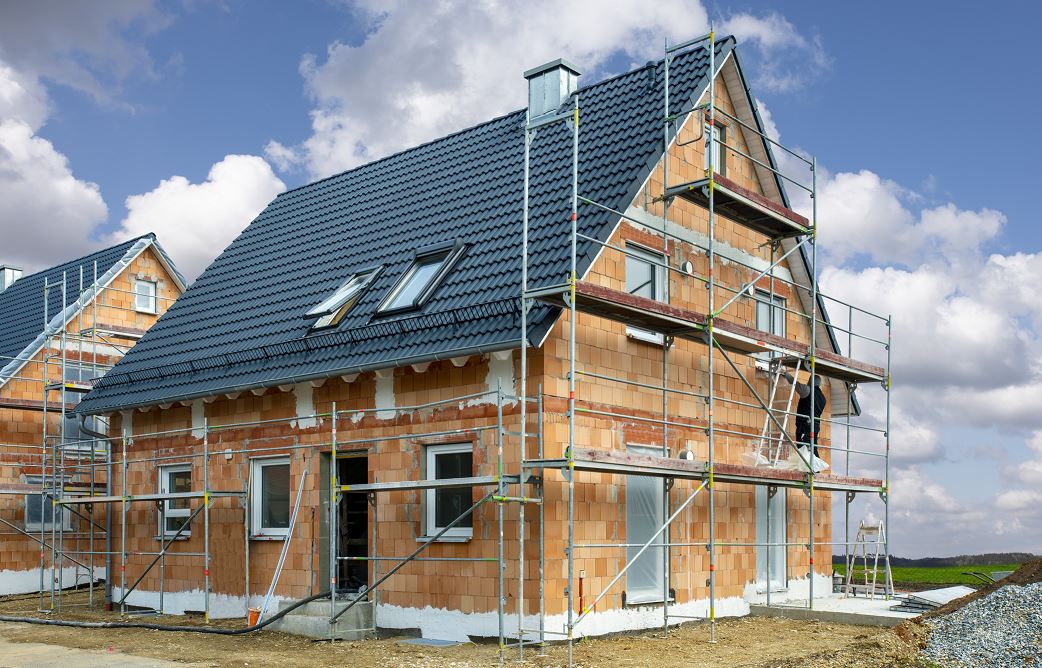 Maison En Construction Entourée D'un échaffaudage