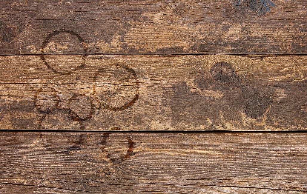 Auréoles De Verres Sur Une Table En Bois