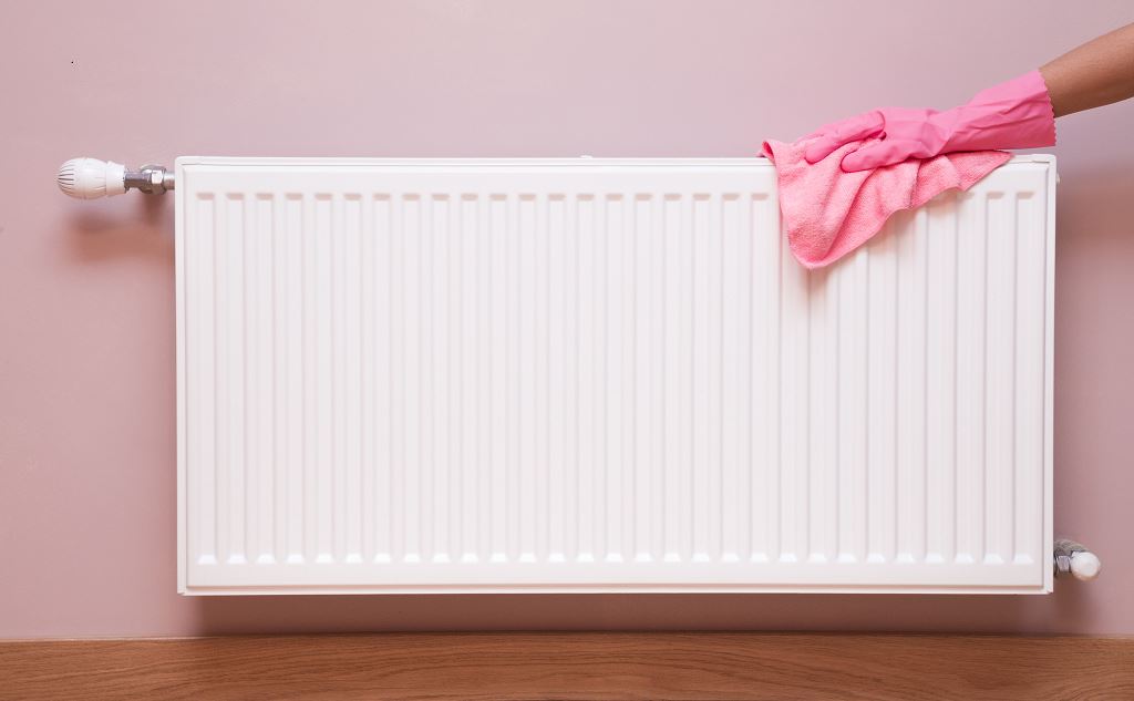 Personne Qui Nettoie Un Radiateur Mural à L'aide D'un Chiffon Microfibres