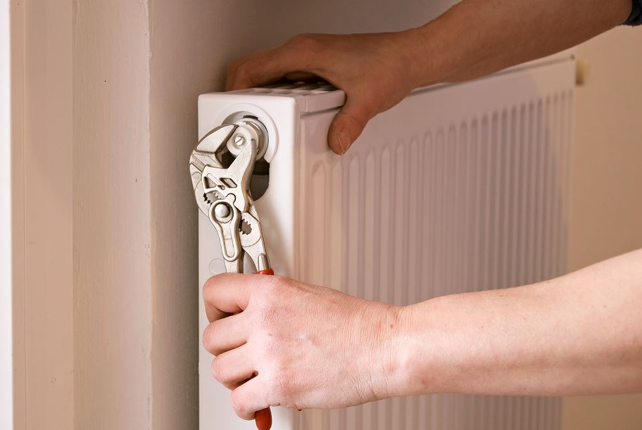 Personne Qui Purge Un Radiateur