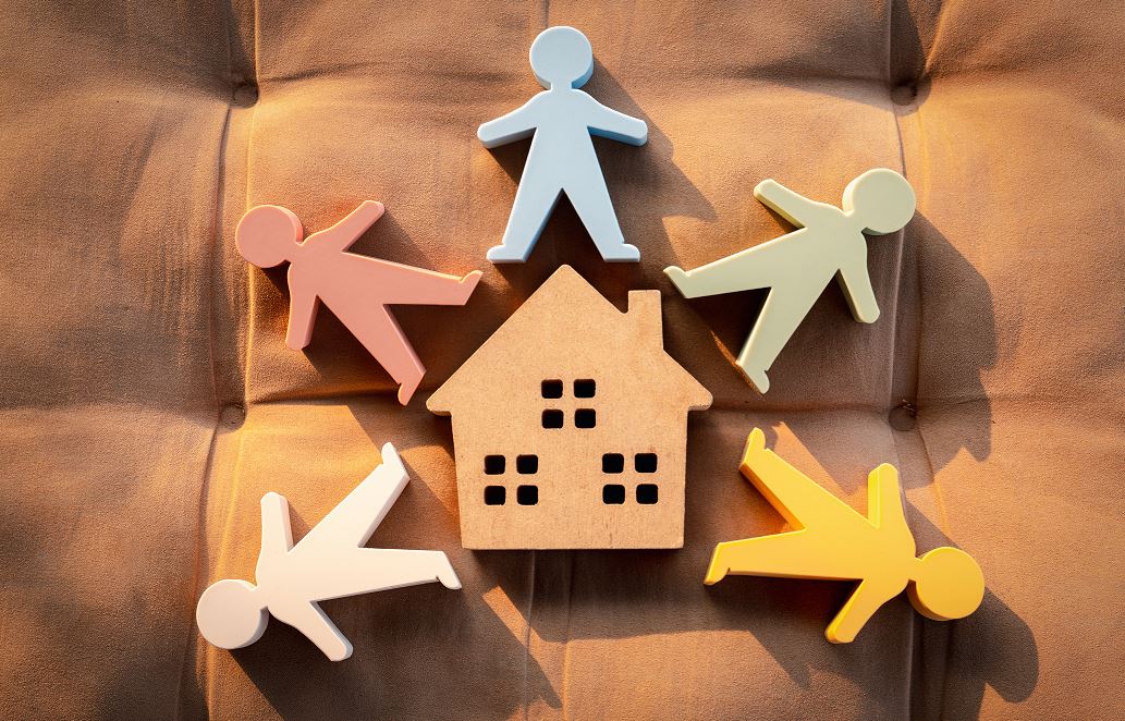 Petite Maquette De Maison En Bois Avec Plusieurs Personnages Autour