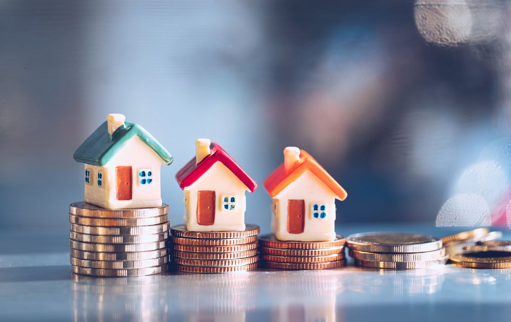 Petites Maisons Sur Des Piles De Pièces De Monnaies