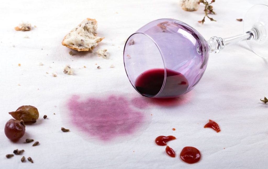 Verre De Vin Renversé Sur Une Table