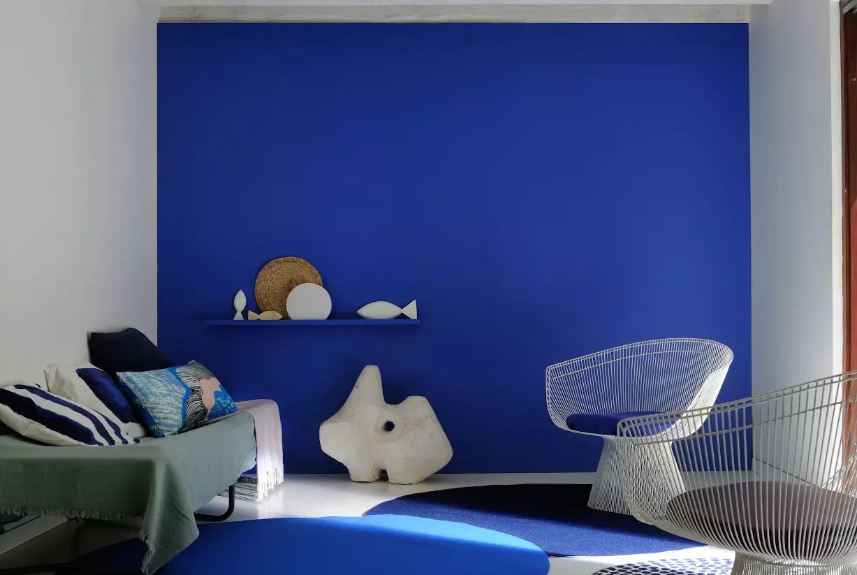 salon Bleu Majorelle Et Blanc