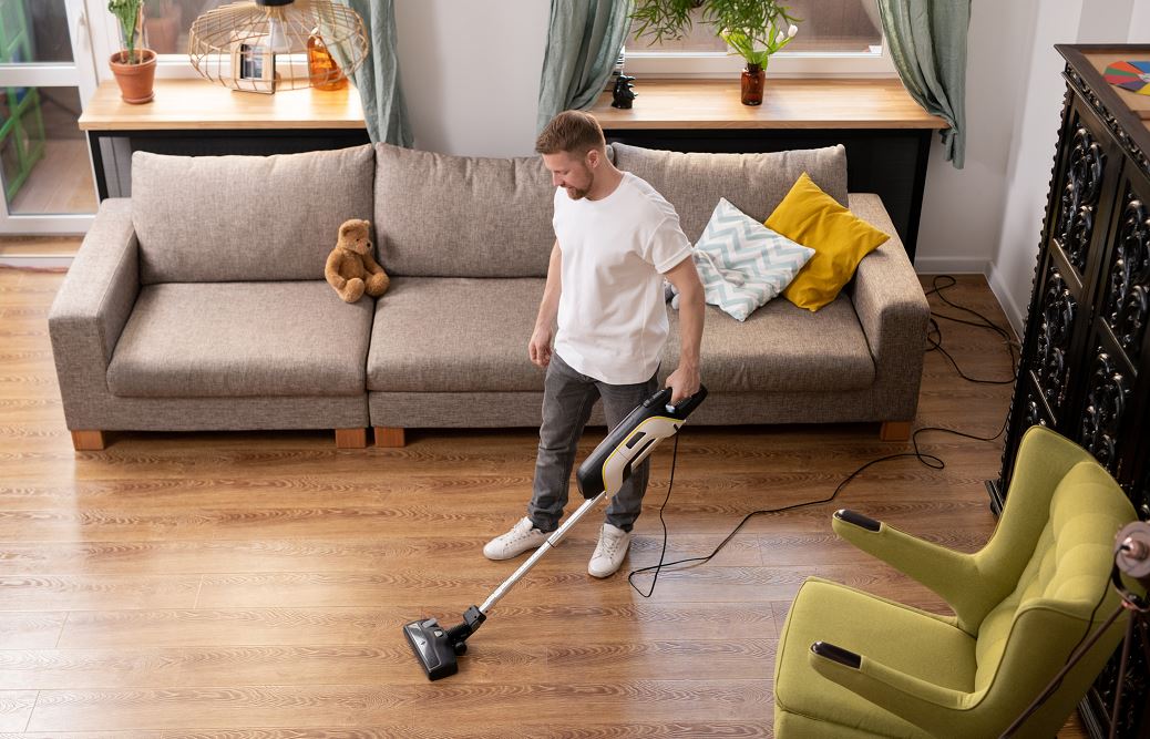 Homme Qui Passe L'aspirateur Sur Son Parquet Après Avoir Fait U Super Détachage à La Terre De Sommières